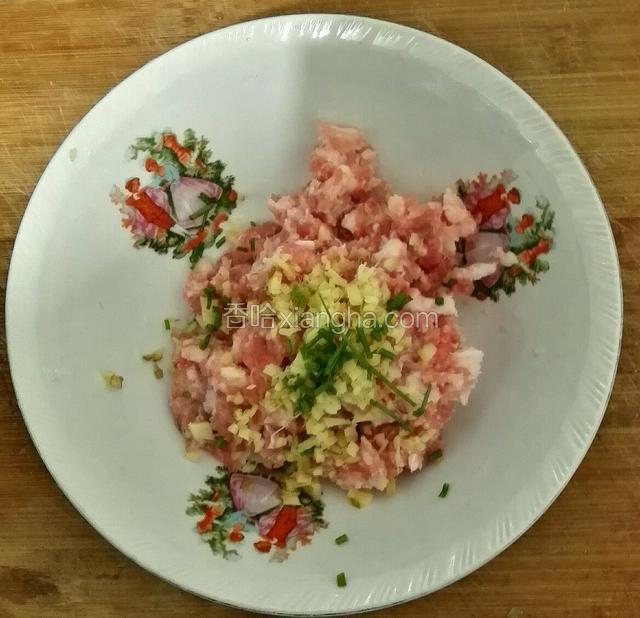 把切成沫的葱姜倒入猪肉沫