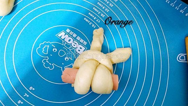 再把左边的也插在空隙中