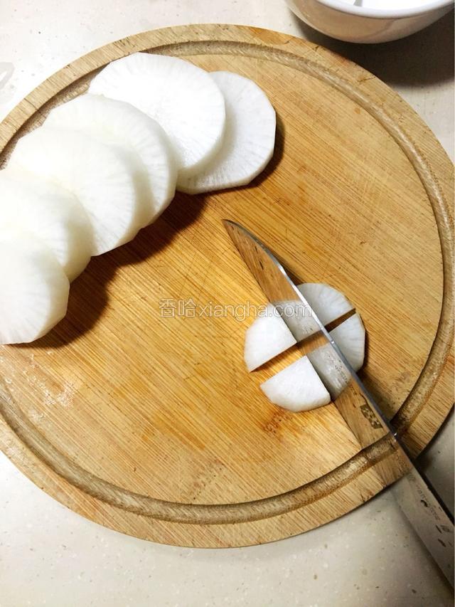 白萝卜去皮切丁