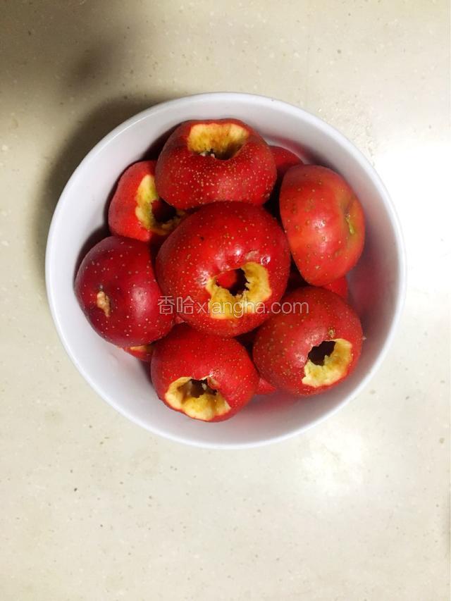 这个时间咱们把山楂处理一下，去蒂去核备用