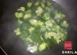 西兰花炒肉的做法图解2