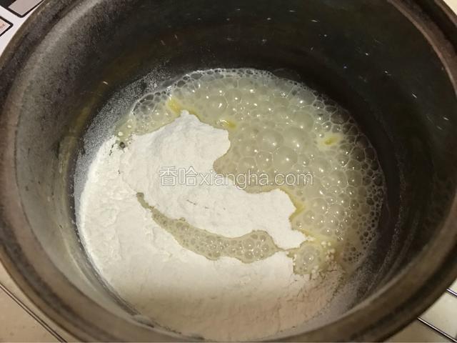 把面粉全部筛入热油中。