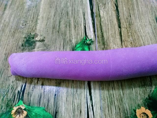 从任意一边卷起成柱形。
