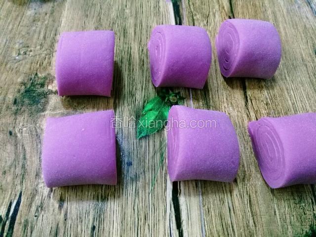 再给切成三公分宽的卷，