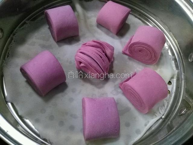 放蒸锅准备二次醒发。