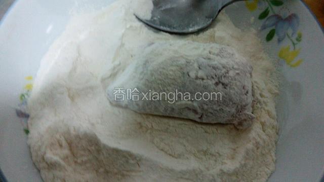沾上面粉