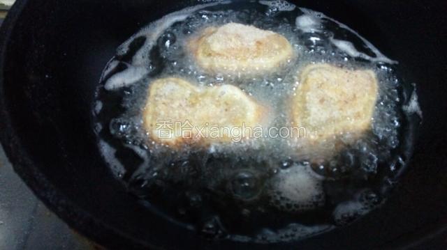 三成热油温放入卷好的鸡肉卷