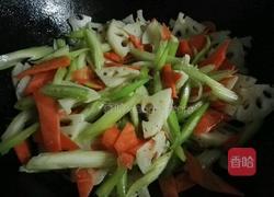 木耳虾仁炒时蔬的做法图解5