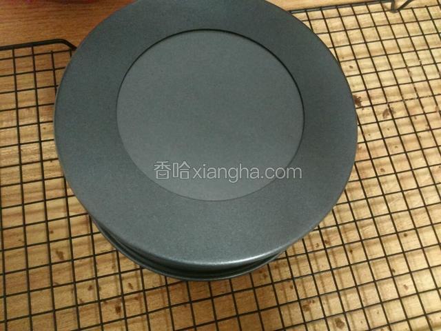烤好拿出从30cm处落下，倒扣放一旁放凉，等完全冷却了再脱模