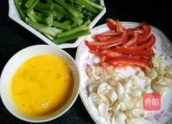 芹菜百合炒鸡蛋的做法图解2