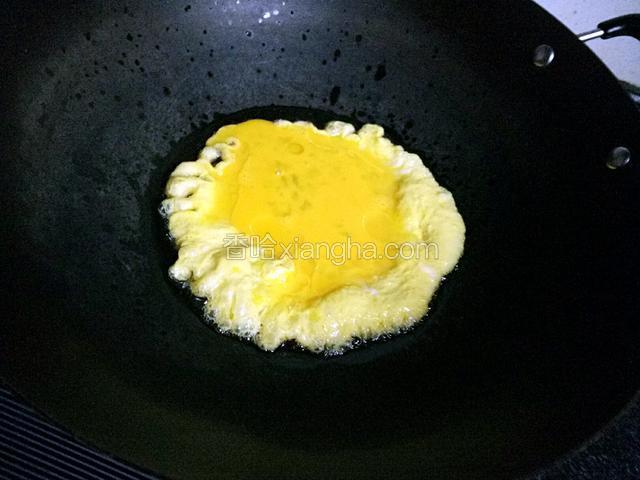 锅里烧油七成热，倒入鸡蛋液，把鸡蛋炒一下铲起备用