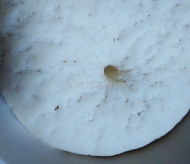 最后用手在面团上插个小洞，不回缩就是发酵好了。