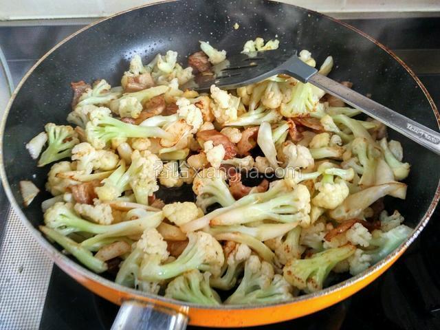 煸至菜花变软，表面也出现微黄。