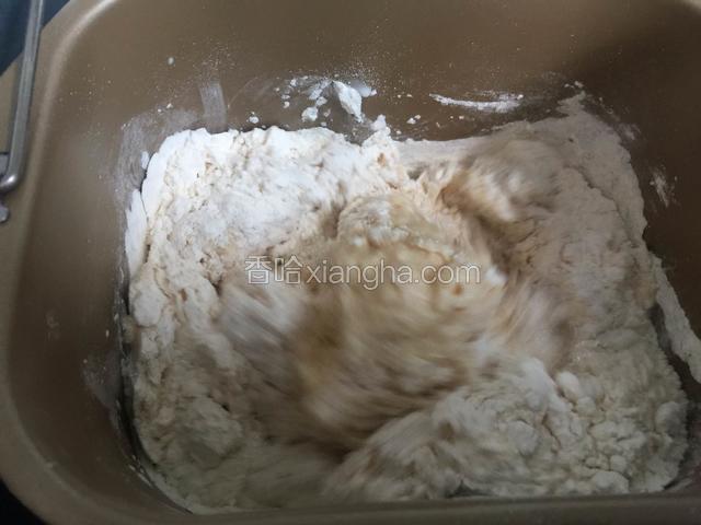 所有主材料先放液体最后放盐，进入面包桶里，和成光滑面团，第二遍和面的时候用剪刀把面团剪几次直到出膜，发酵两倍大