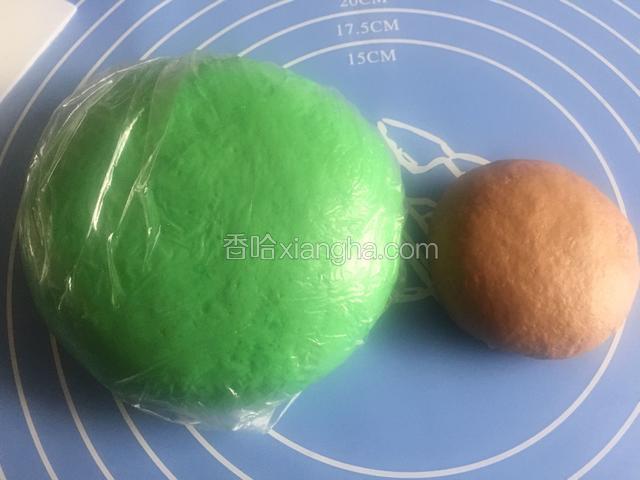 分割出来的面团分别加入两种颜色揉成光滑彩色的面团，醒10分钟