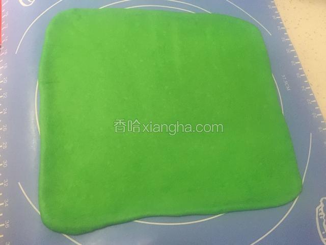 取绿色面团擀成正方形的面皮