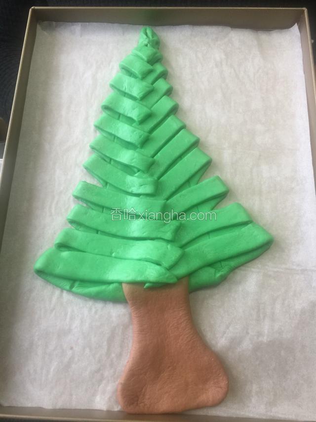 移入烤盘里，其实可以直接在烘焙纸上操作