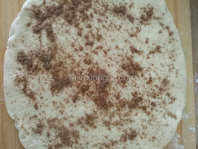 涂上油，撒上盐和亚麻籽粉。