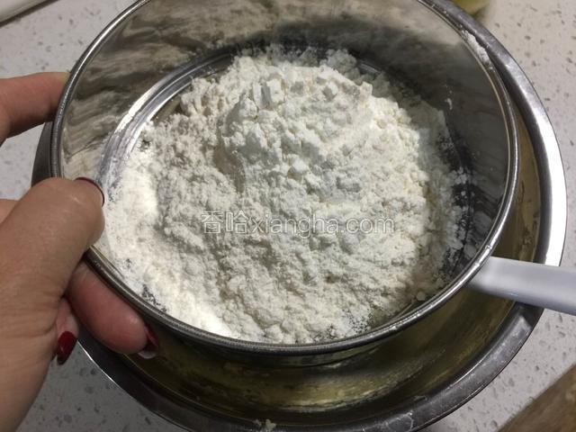 低粉过筛加入黄油里