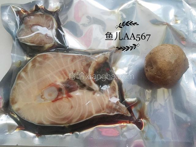 准备食材，冷冻鲟鳇鱼提前解冻。