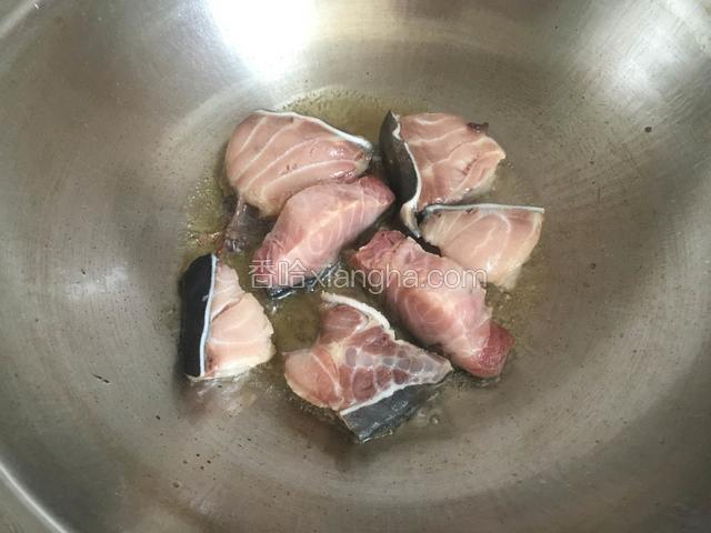 鲟鳇鱼洗净（尤其是鱼皮上黑色粘粘的东西）切块，锅内放油，烧至五成热下鱼块煎一下。