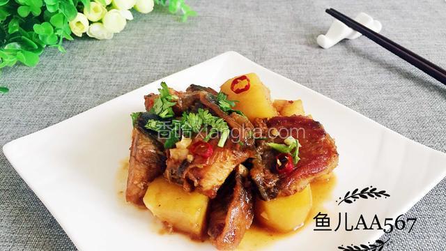 撒香菜末装盘食用。