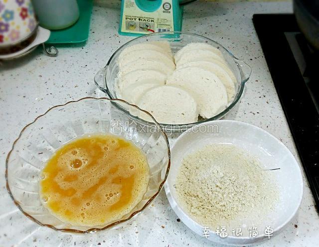 馒头切成片，鸡蛋加入适量的盐，糖，胡椒粉和稍许清水打散打匀。