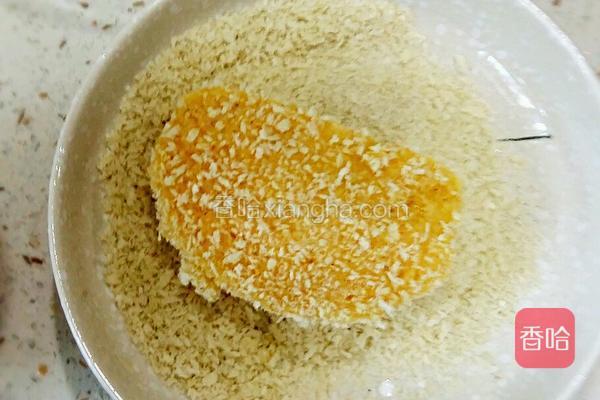 裹好蛋液的馒头片再放入盛有面包糠的盘里,正反面裹一下面包糠.