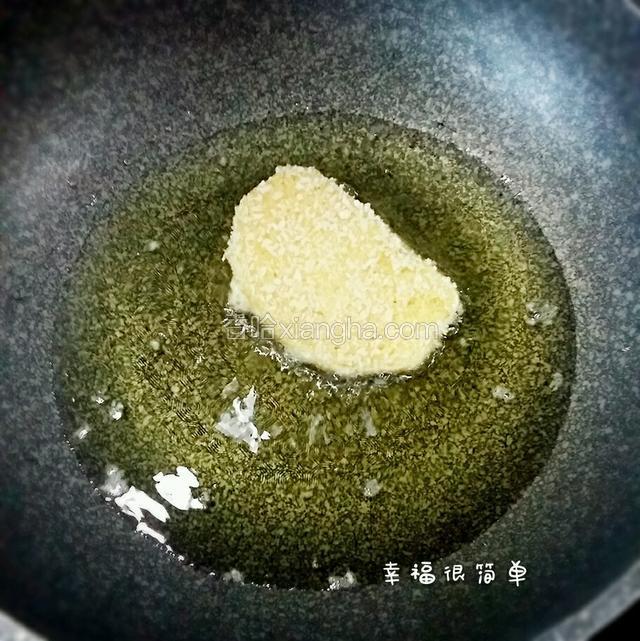 锅里准备好清油，小火烧到六七成熟的时候，放入裹好面包糠的馒头片煎炸至两面金黄。