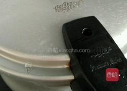 酸菜排骨炖粉条的做法图解3