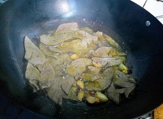 在放切好的猪肝片，加盐，鸡精翻炒