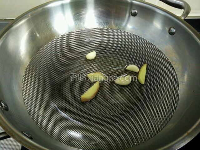 起油锅放入生姜和蒜头煸香。