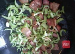 芥菜叶茎炒咸肉的做法图解7