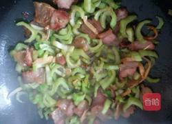 芥菜叶茎炒咸肉的做法图解8