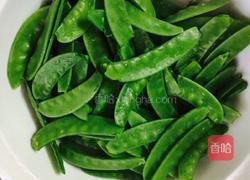 荷兰豆炒虾仁的做法图解1