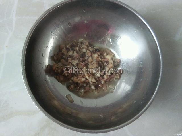 炒好的腊肉和香菇盛入大碗中