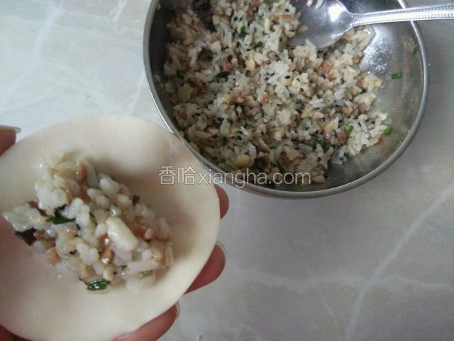 取饺子皮一张放入适量馅料