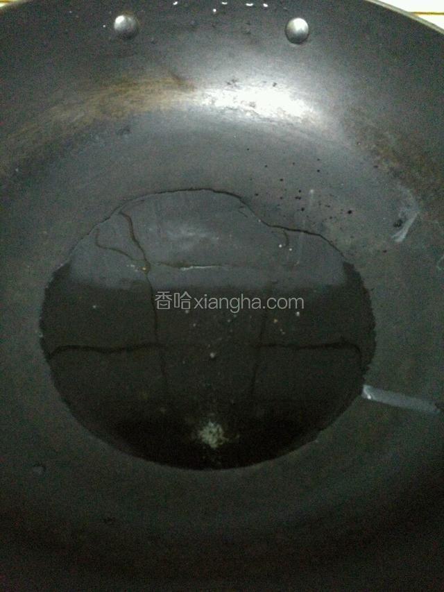 锅添油，小火烧热。