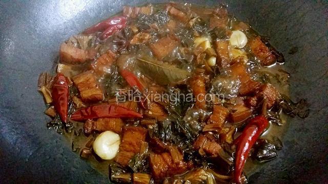 待汤汁快收干的状态时，加入一勺味极鲜