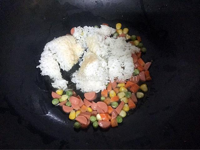 放入米饭翻炒均匀