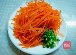 胡萝卜丝鸡蛋饼的做法图解1