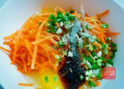 胡萝卜丝鸡蛋饼的做法图解3