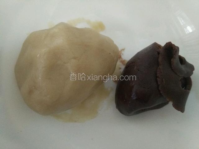 先往碗中倒入糖浆和枧水搅拌均匀，再和玉米油搅拌均匀，筛入面粉，取三分之一和成可可面团就可以了～三分之二是原色面团～把面团放冰箱冷藏一个小时待用～