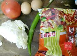 炒泡面的做法图解1