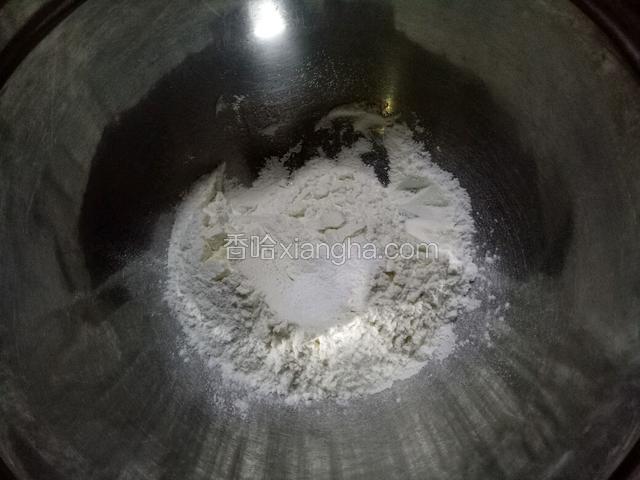 过筛好的低筋面粉和泡打粉倒入盆里