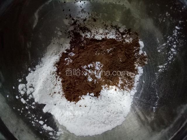 过筛好的可可粉放入
