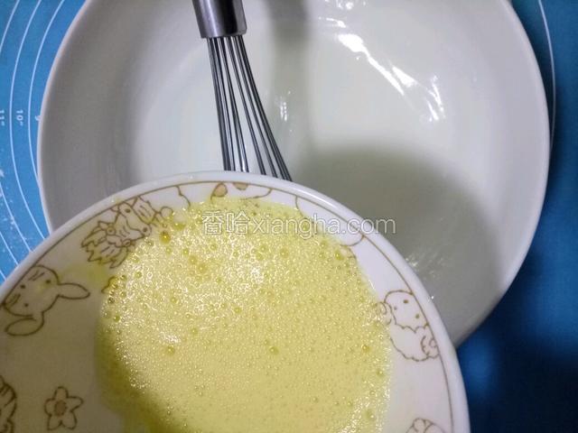 加入鸡蛋液搅拌均匀