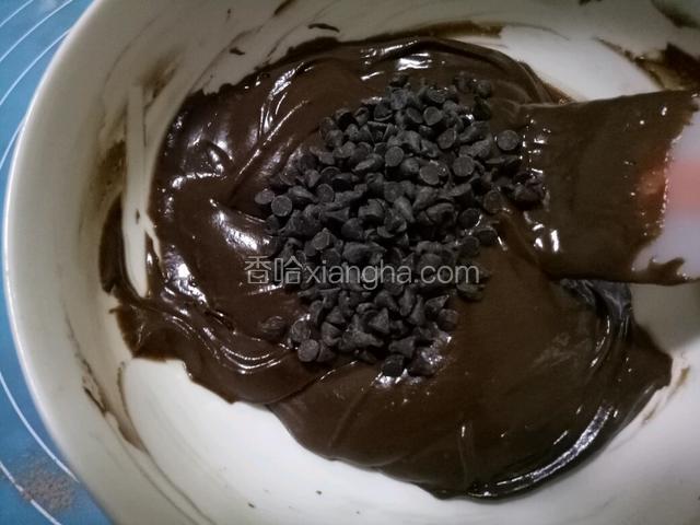 加入巧克力豆融为一体