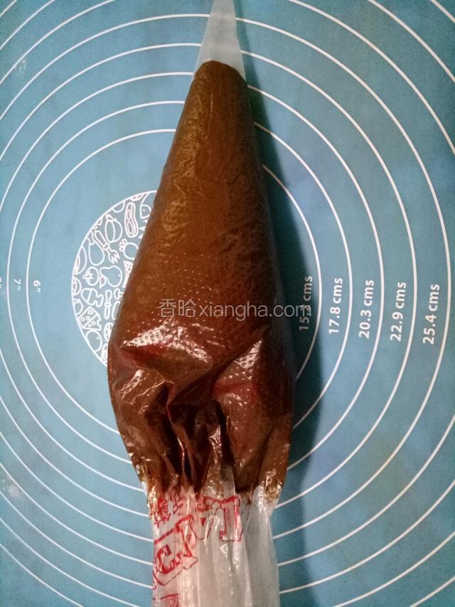 面糊装入一个裱花袋里