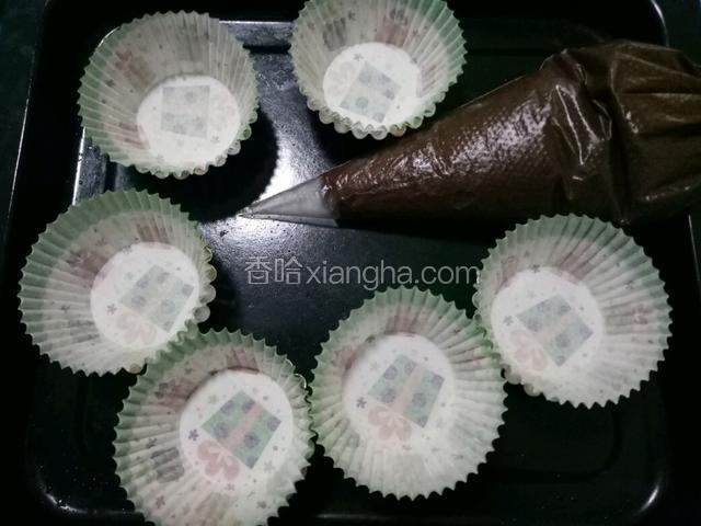 准备好的纸杯和面糊